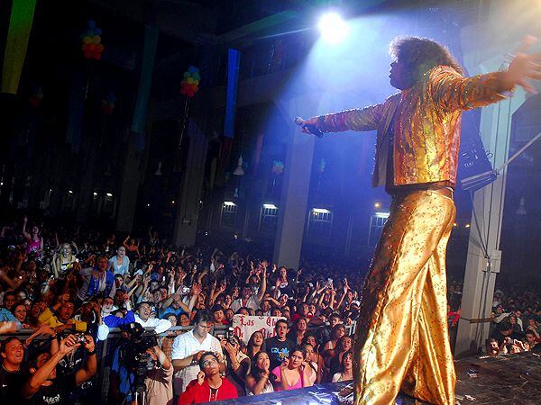 Siempre usa ropa muy colorida. “Soy un tipo muy alegre y enérgico. Si me visto de gris, me apago”, explica Carlos La Mona Jiménez. Télam 162