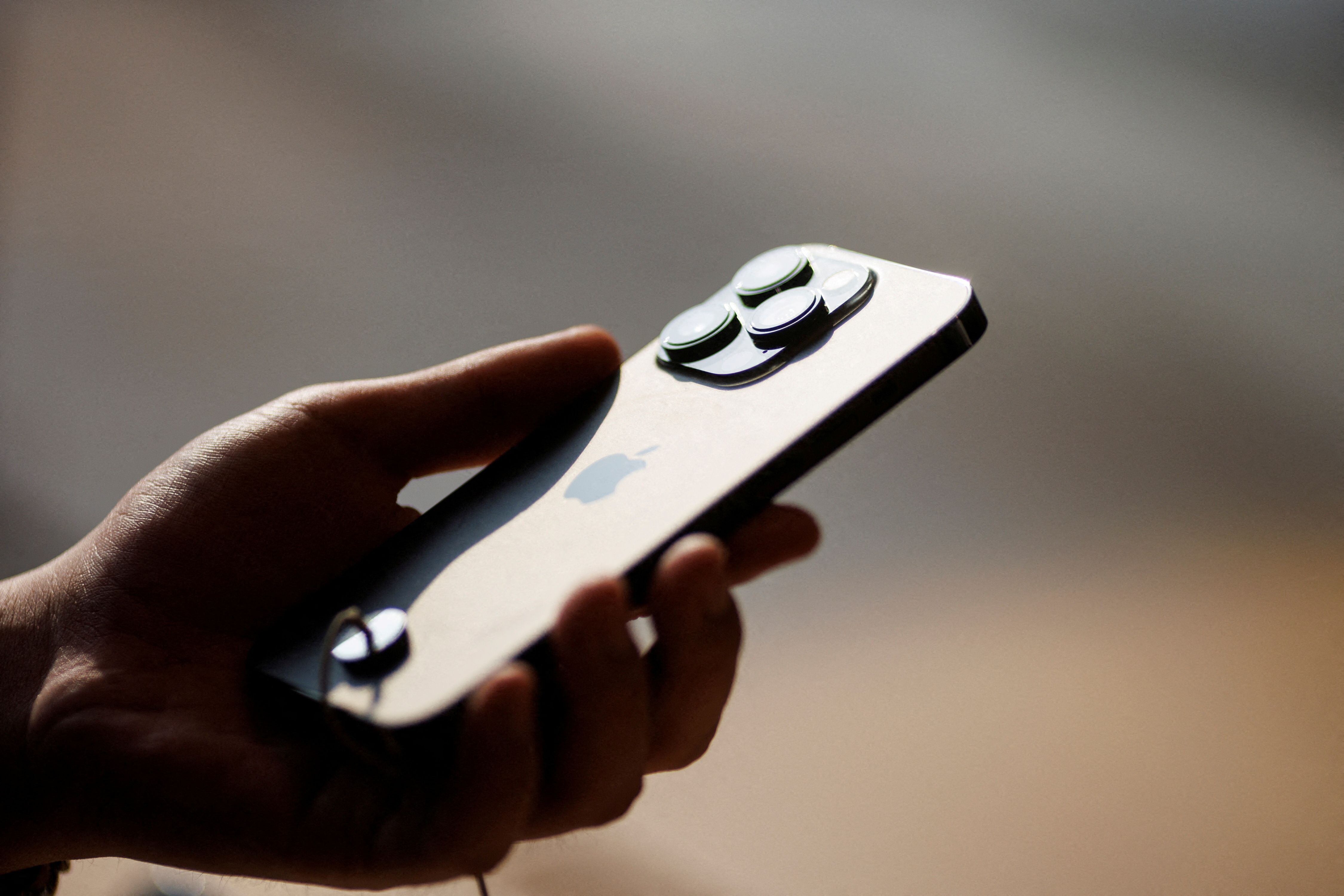 El fallo del Tribunal Superior permitirá que Apple inicie la venta de los nuevos dispositivos iPhone 14, 14 Plus, 14 Pro y 14 Pro Max en Colombia. REUTERS/Thomas Peter/File Photo