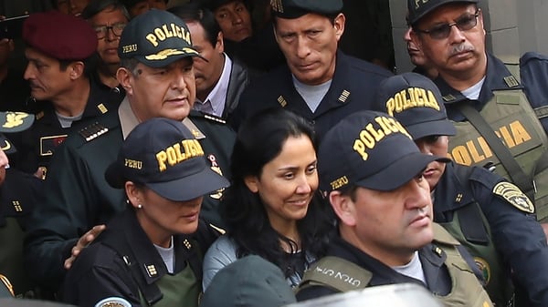 La ex primera dama de Perú, Nadine Heredia (c), sale del Palacio de Justicia el 14 de julio de 2017, resguardada por agentes policiales con rumbo al penal Virgen de Fátima, en Lima (EFE/Ernesto Arias)