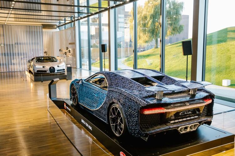 Los dos Bugatti Chiron, expuestos en la fábrica italiana: el original y, en primer plano, el creado con piezas de Lego
