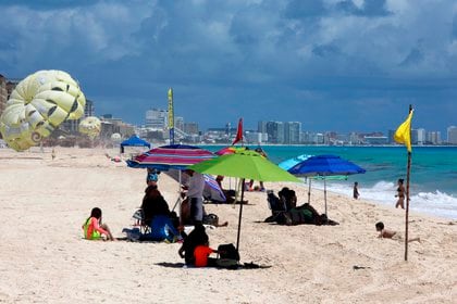 On June 1, the so-called “new normal” began in Mexico with an economic and social opening in phases and very cautious after two months of a health emergency that paralyzed non-essential activities.  (Photo: EFE)