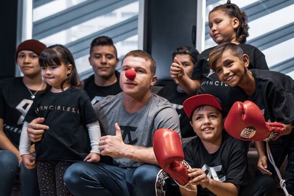Ésta no es la primera ocasión en que el púgil colabora con la asociación por una causa de esta naturaleza. (Foto: Asociación Nariz Roja)