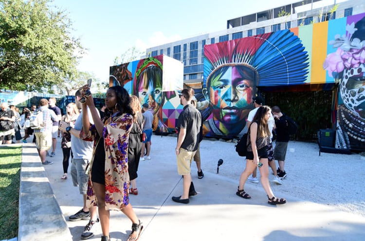 Wynwood Walls, el espacio de murales curado en el barrio del arte de Miami, cumple 10 años.