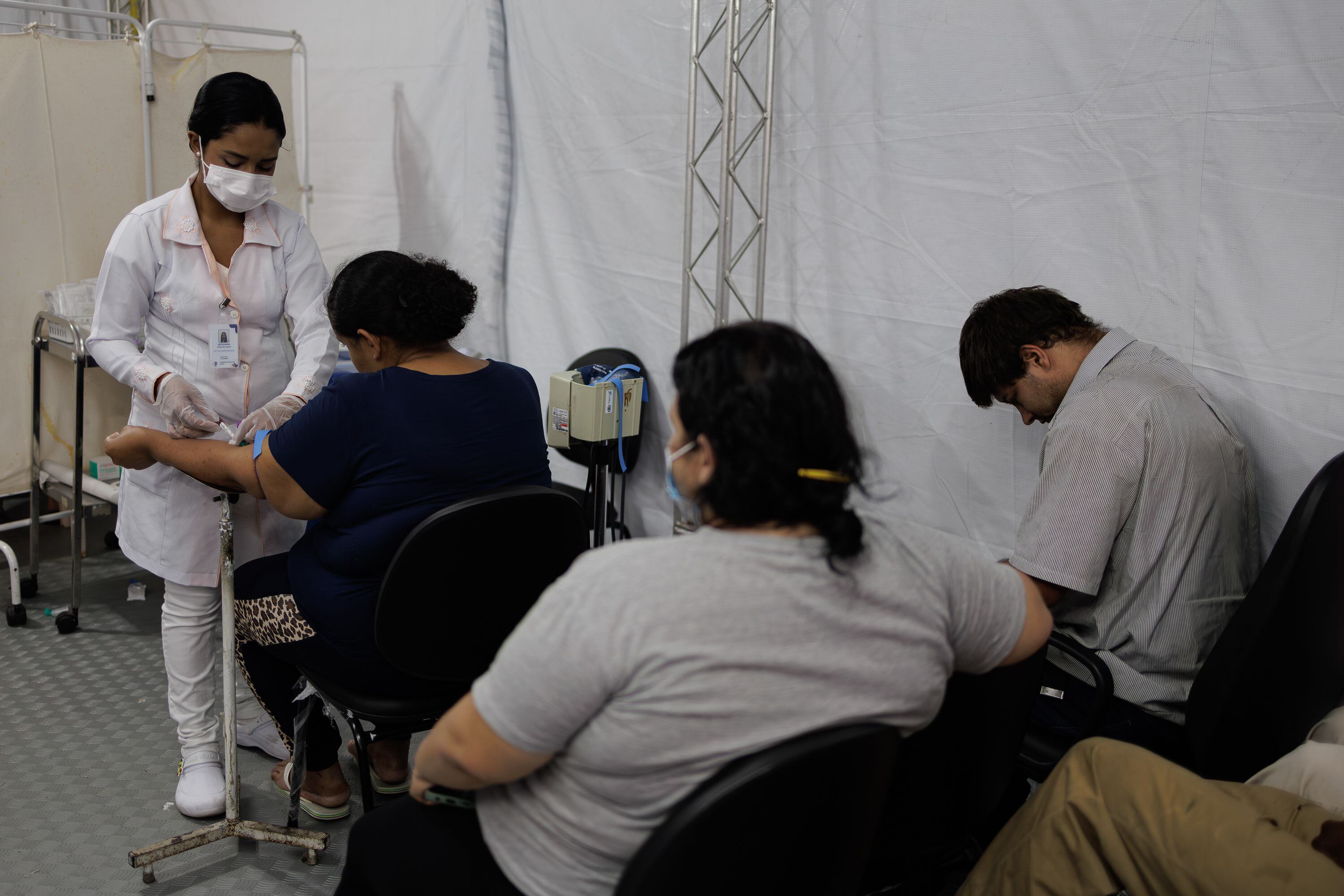 Pacientes infectados y sospechosos de padecer dengue son atendidos en San Pablo (EFE/Isaac Fontana)