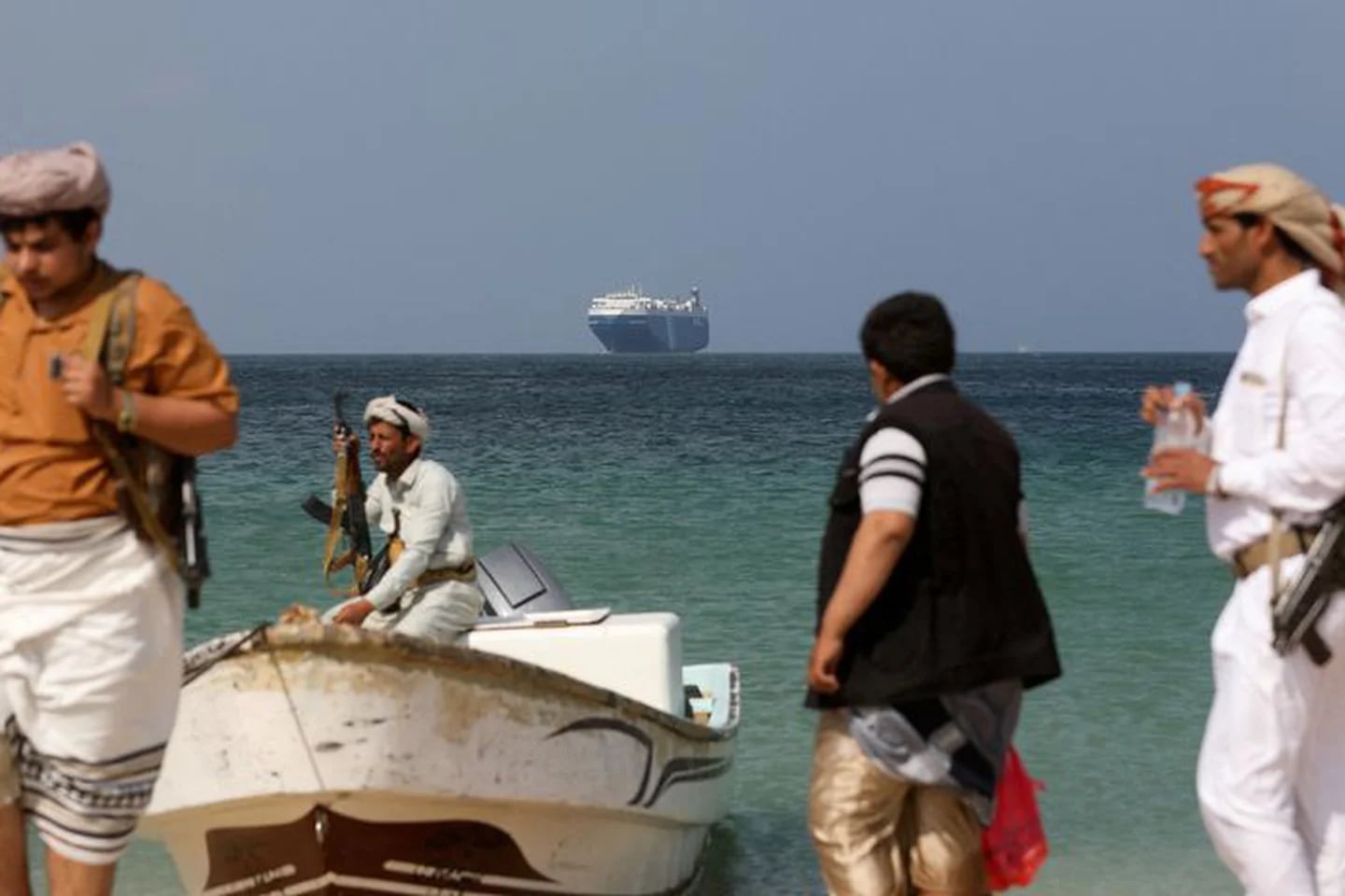 Cómo afectan al comercio mundial los ataques hutíes a barcos en el Mar Rojo  - Infobae