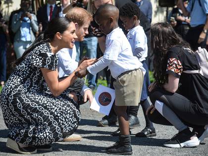 Meghan Markle, durante la gira que hizo el año pasado junto al príncipe Harry por África (Photo by Courtney AFRICA / POOL / AFP)