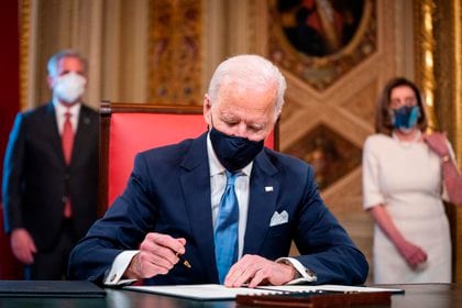 El presidente de EE.UU., Joe Biden, firma documentos en el Capitolio, este 20 de enero de 2021. EFE/Jim Lo Scalzo
