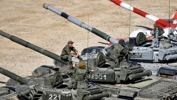 Tanques rusos durante unas maniobras. A mediados de mes comenzarán los ejercicios militares más grandes desde la Guerra Fría, jutos frente a Japón (AFP)
