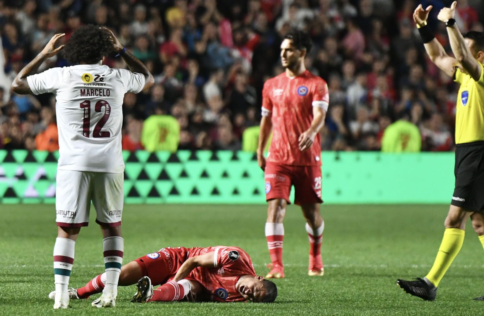 El planchazo de Marcelo que le produjo una escalofriante lesión a un jugador de Argentinos: el desconsolado llanto del brasileño - Infobae