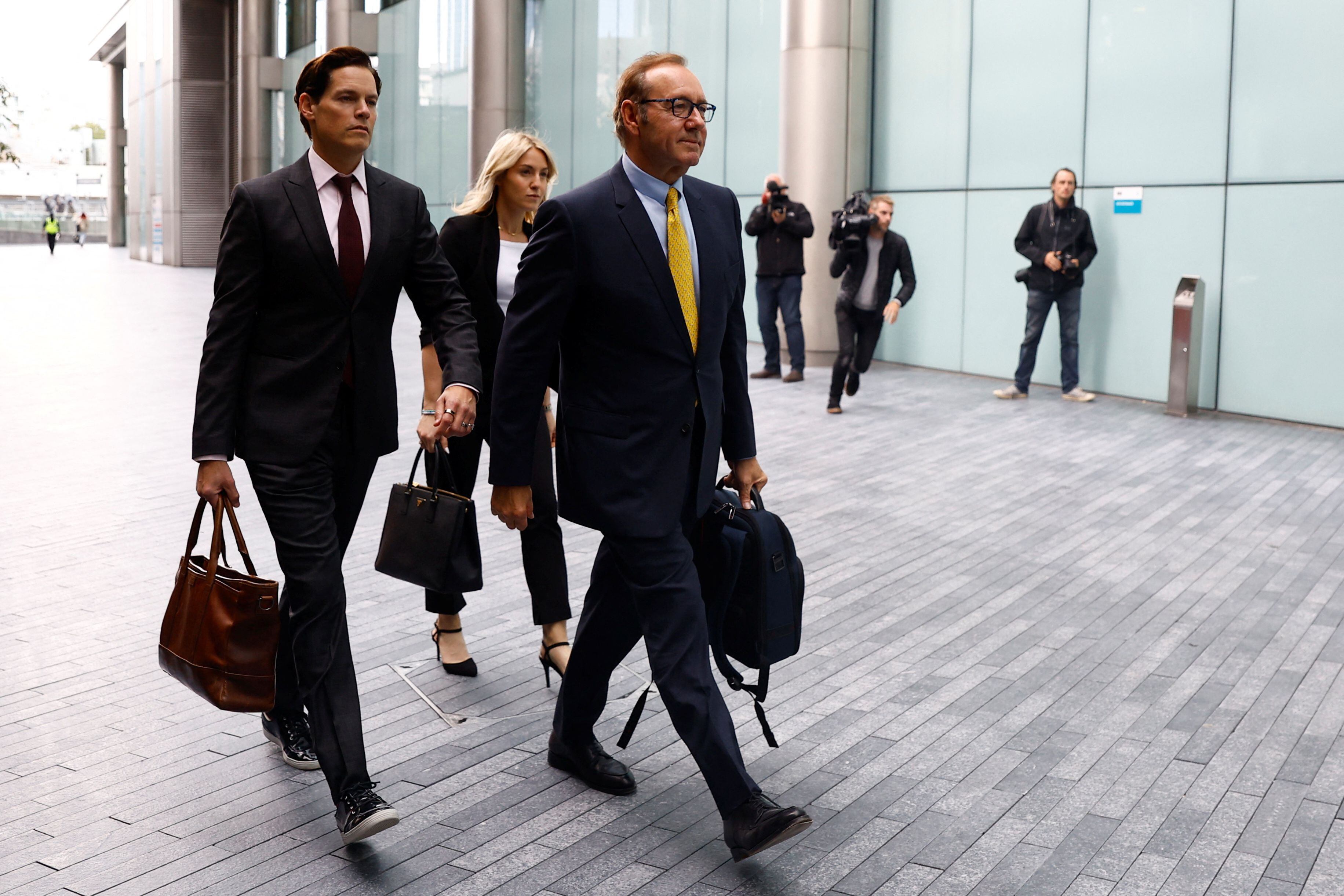 Kevin Spacey y sus abogados en Londres, donde enfrenta varias causas por abuso sexual REUTERS/Peter Cziborra