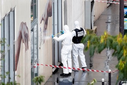 Los expertos forenses investigan la escena del incidente cerca de las antiguas oficinas de la revista francesa Charlie Hebdo (REUTERS/Gonzalo Fuentes)