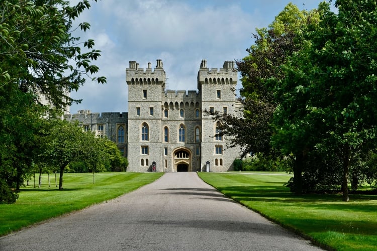 Aquí nació el rey Eduardo III de Inglaterra, también celebraron la recepción de bodas el príncipe Carlos con Camilla Parker-Bowles en 2005 al igual que Harry y Meghan Markle en 2018 (Shutterstock)