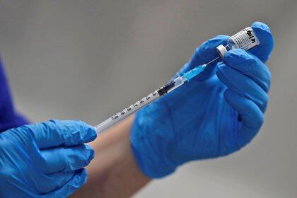 La vacuna Pfizer y BioNTech requiere un refuerzo 21 días después de la primera aplicación (Foto: Frank Augstein / Pool a través de REUTERS / Foto de archivo)