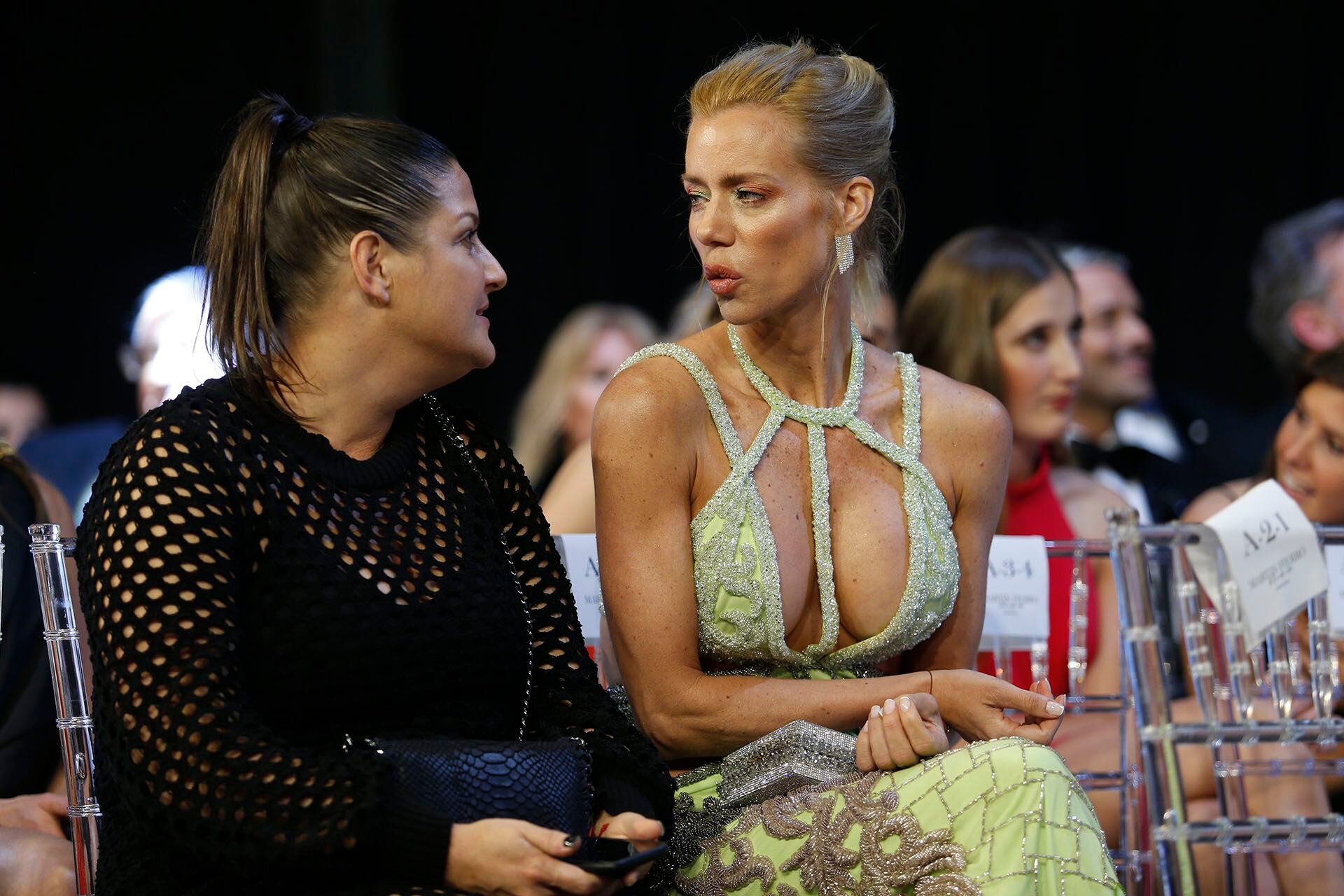 El escote más comentado de la noche: el de Nicole Neumann. La rubia no sonrió, pero aplaudió elegante, cuando se anunció como ganadora de la terna a Mejor panelista femenina a Débora Plager (Involucrados, América). Ella estaba nominada junto a Graciela Alfano, Sofía Zámolo, y Nequi Galotti. ¿Cómo vivió el premio? "Me encanta que exista una fiesta como esta y que se premie a los que están detrás de todo lo que la gente ve: diseñadores, peinadores, maquilladores, estilistas. ¿Para quién nos vestimos? Para nosotros, para el otro, para que nos miren y para gustar"