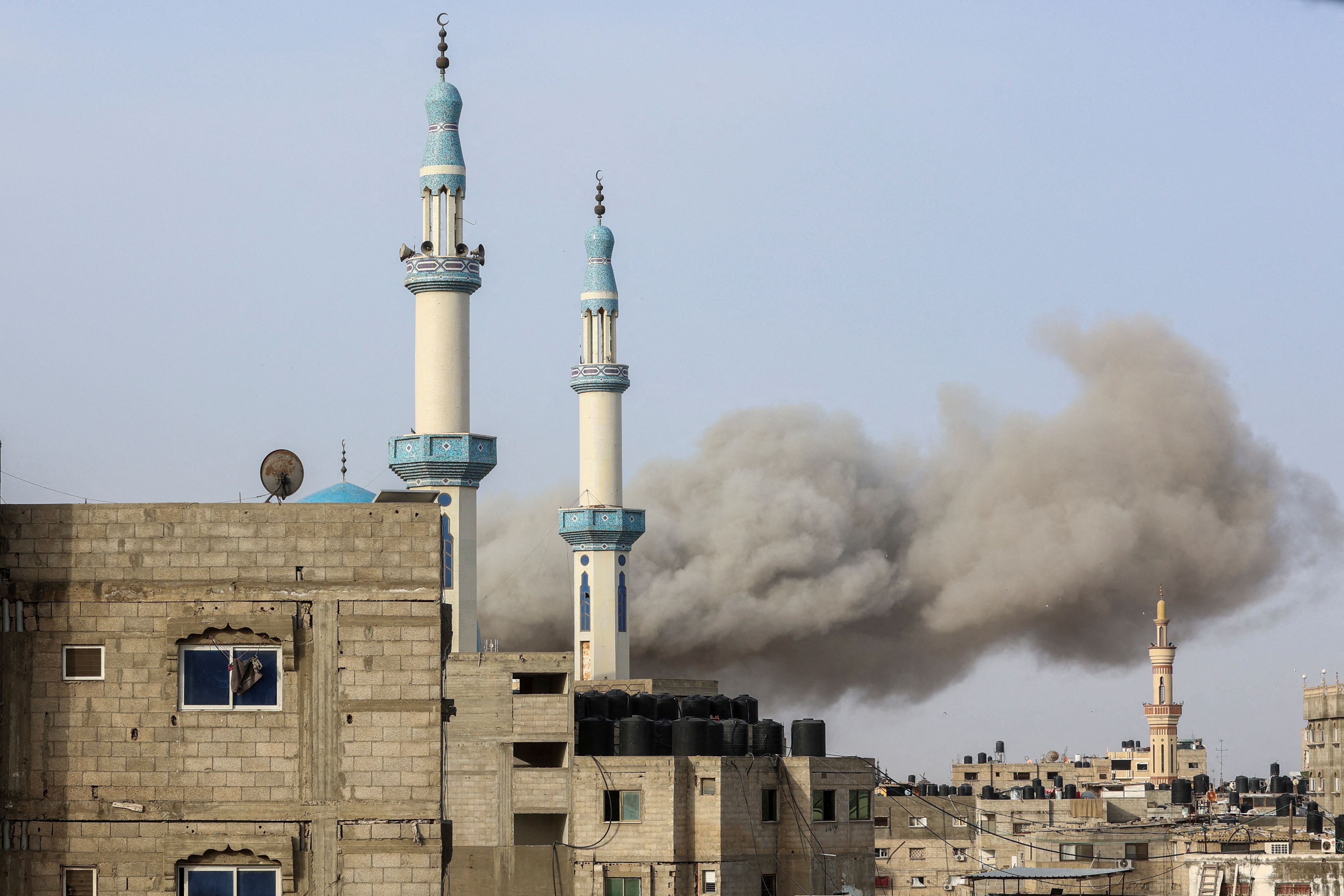 Humo en Rafah tras un ataque israelí (REUTERS/Ahmed Zakot)