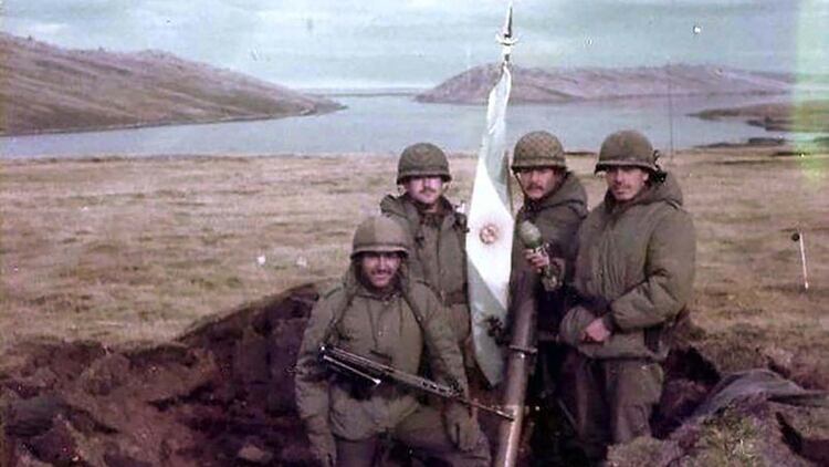 Soldados argentinos en el Puerto Howard de las Islas Malvinas durante el conflicto bélico que se extendió durante 74 días entre abril y junio de 1982