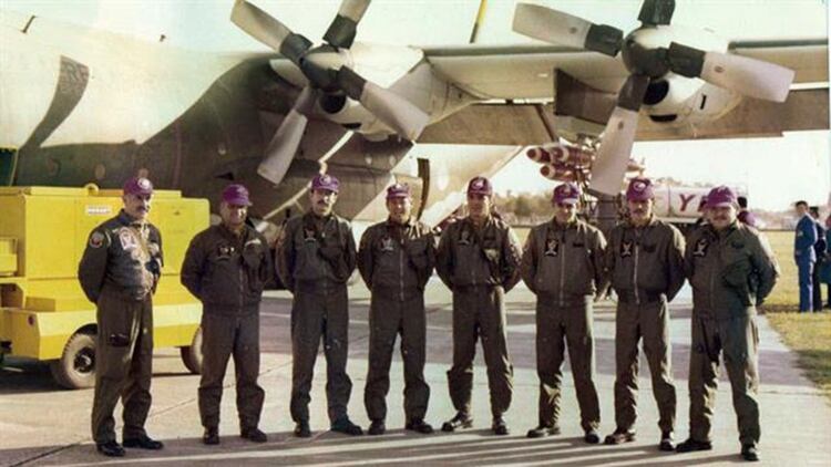 La tripulación del TC68, previo a hacer el primer vuelo de prueba para el lanzamiento de bombas, el 24 de mayo de 1982