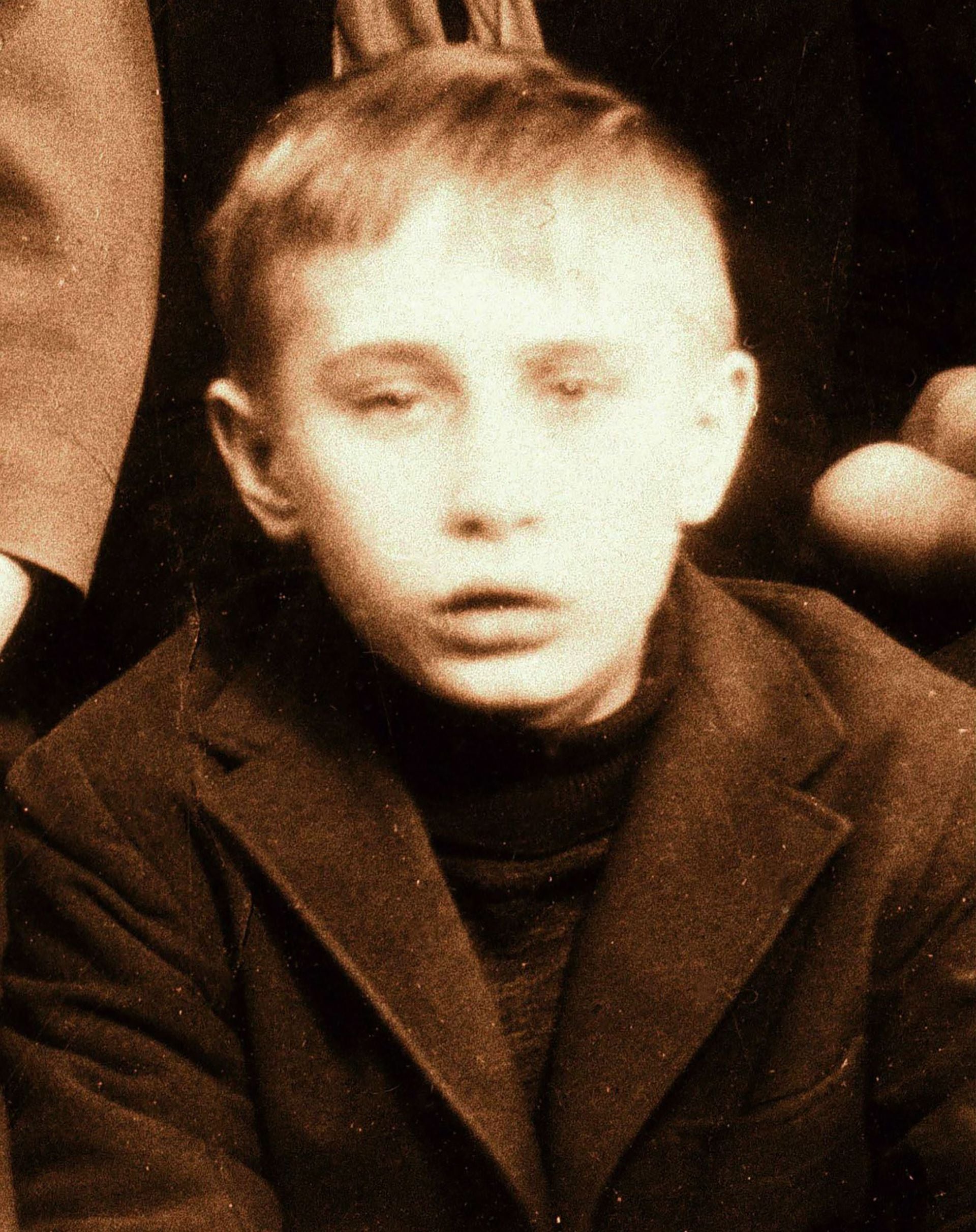 Una foto de Vladimir Putin en la escuela, datada entre 1964 y 1965 (Photo by Laski Diffusion)