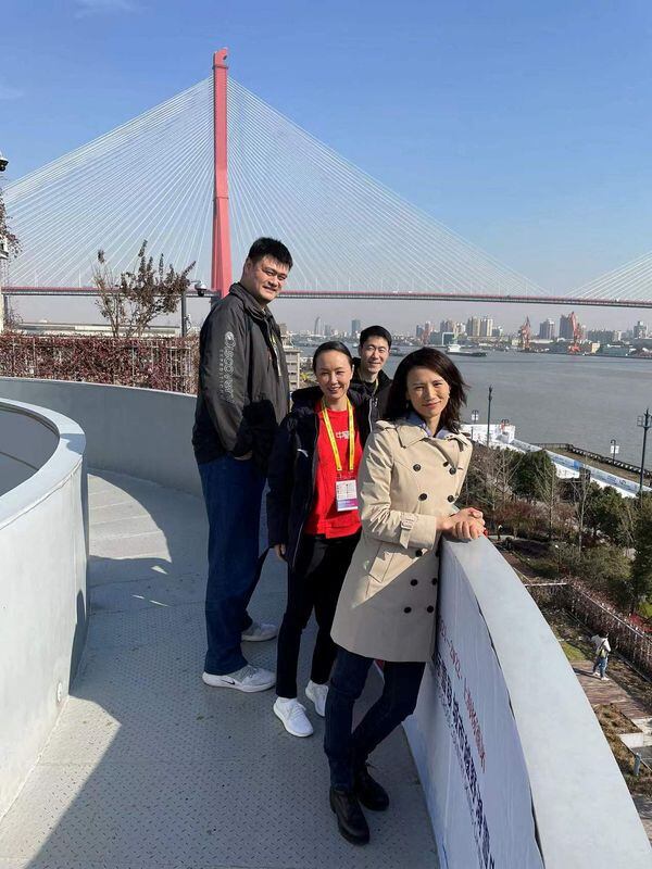 La tenista china Peng Shuai, el exjugador de baloncesto de la NBA Yao Ming, la regatista Xu Lijia y el tenista de mesa chino retirado Wang Liqin, en un evento en Shanghái, China, en esta imagen fija subida a las redes sociales el 19 de diciembre de 2021. Twitter @qingqingparis vía REUTERS. ATENCIÓN EDITORES -  ESTA IMAGEN HA SIDO ENTREGADA POR UN TERCERO. NO DISPONIBLE PARA REVENTA NI ARCHIVO. CREDITO OBLIGATORIO