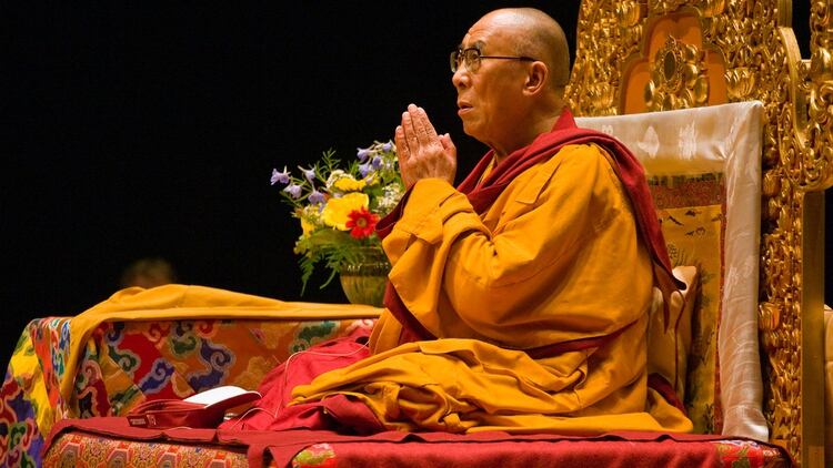 Tenzin Gyatso, el 14° dalai lama del Tibet. Es quien dirige la Administración Central Tibetana y es el líder espiritual del budismo tibetano. En la foto, en el Centro Cultural Tibetano-Mongol en Bloomington, Indiana