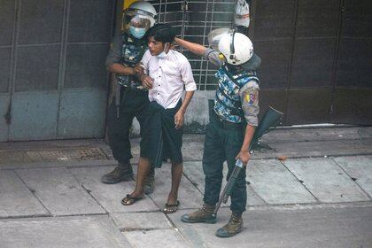 FOTO DE ARCHIVO: Agentes de la policía detienen a un manifestante durante una protesta contra el golpe militar en Yangon, Myanmar, el 19 de marzo de 2021. REUTERS