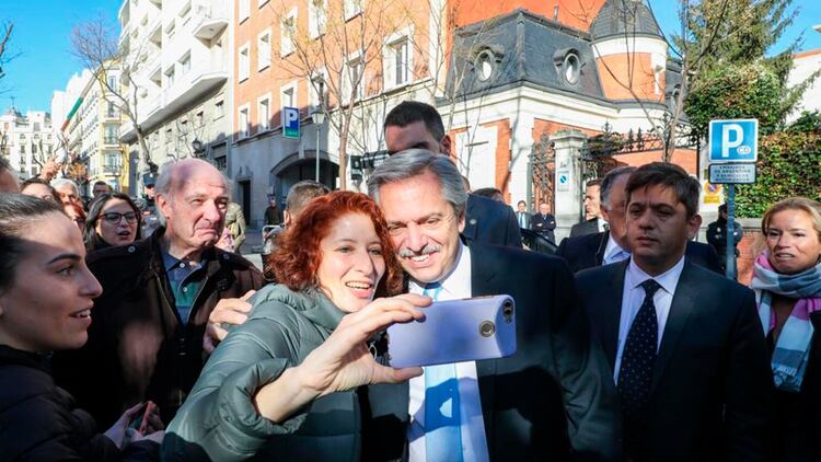 Alberto Fernández a su llegada a la residencia argentina en Madrid