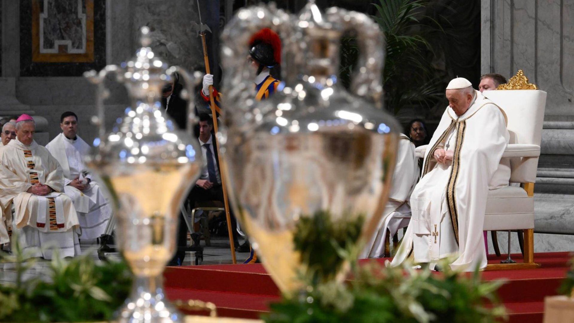 El papa Francisco lavó los pies de 12 reclusos