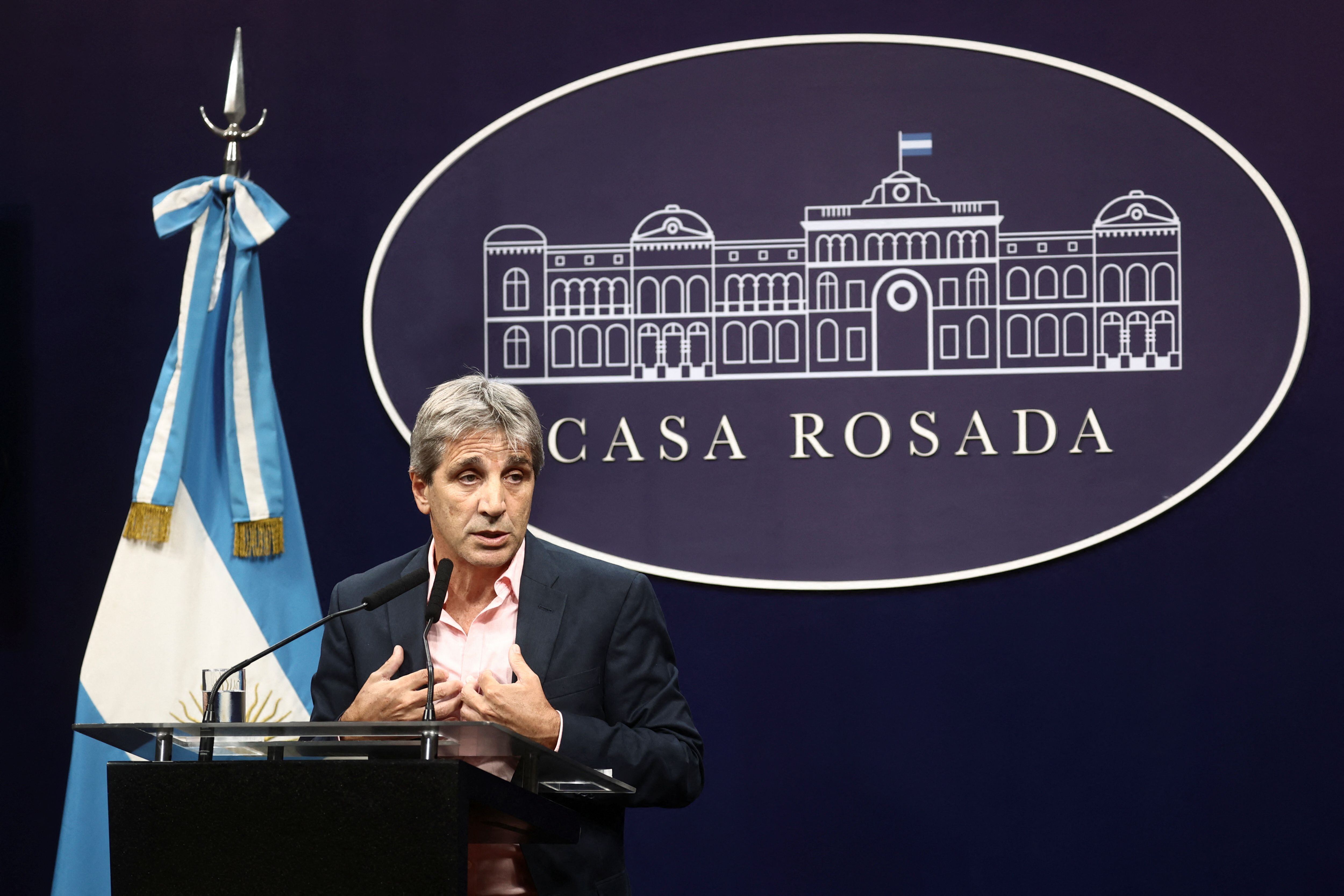 El ministro de Economía, Luis Caputo, anunció en conferencia de prensa el retiro del "capítulo financiero" de la Ley Ómnibus que será tratada en el Congreso  REUTERS/Tomas Cuesta