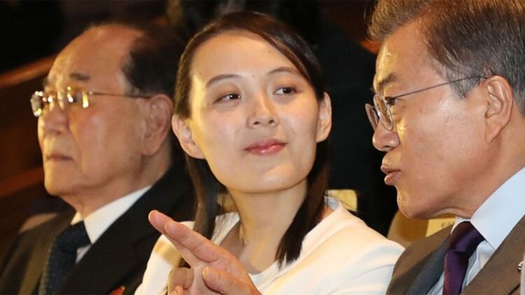 La hermana del dictador norcoreano, Kim Yo-Jong, junto al presidente de Corea del Sur, Moon Jae-in, durante los Juegos Olímpicos de Pyeongchang (AFP)
