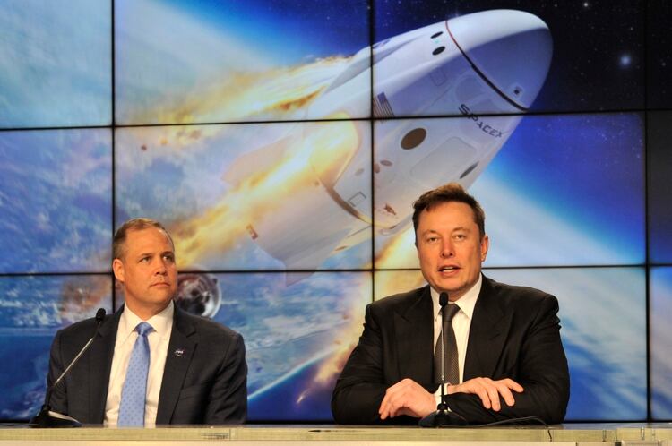 Elon Musk, director de SpaceX y el jefe de la NASA Jim Bridenstine, hablan a la prensa en un acto el 19 de enero último en el Centro Espacial Kennedy, en Cabo Cañaveral. REUTERS/Steve Nesius