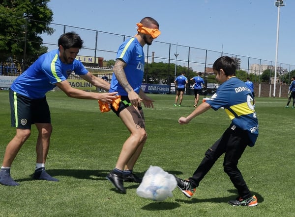 Con una pelota envuelta en nylon para escucharla, Thiago jugó con Benedetto y Pérez