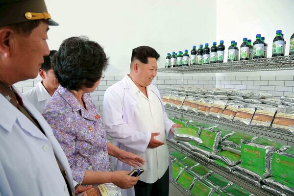 Kim Jong-un, en su visita al Instituto Biotecnológico de Pyongyang (Reuters/KCNA)