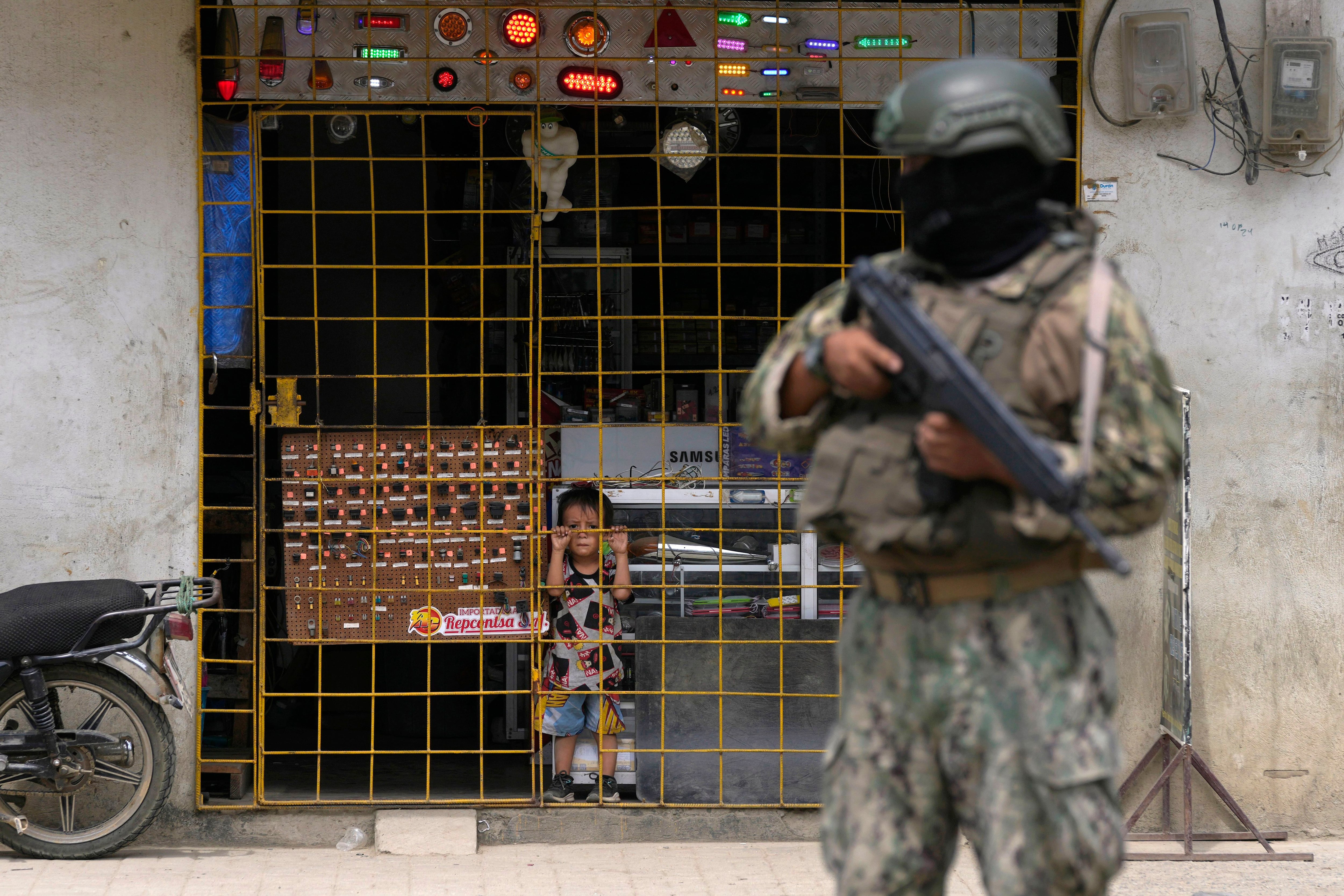 Un soldado hace guardia en un puesto de seguridad en Durán  (AP Foto/Martín Mejía)