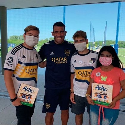  Ache pudo cumplir el sueño a Alejandro, Matías y Rocío que querían conocer a Carlos Tévez y ver una práctica del plantel profesional de Boca. (IG: @contaconache)