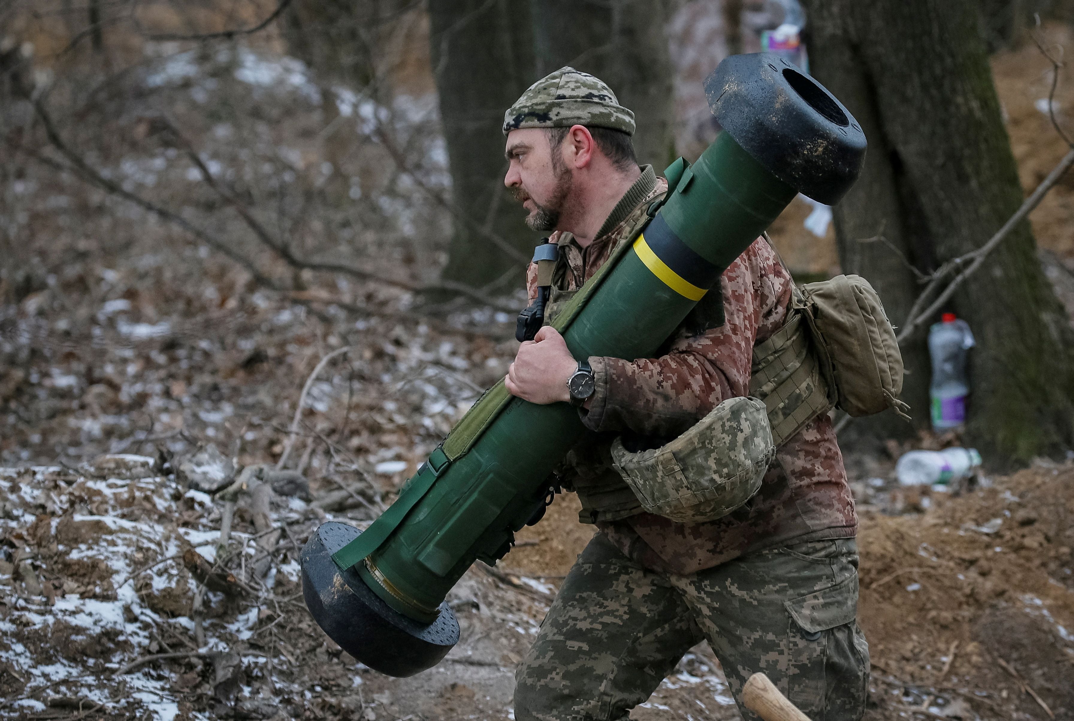 Un soldados del ejército ucraniano traslada uno de los sistemas móviles de lanzamisiles Javelin provistos por Gran Bretaña y otros países europeos y que fueron fundamentales para lograr el retroceso de las fuerzas rusas alrededor de Kyiv. REUTERS/Gleb Garanich.