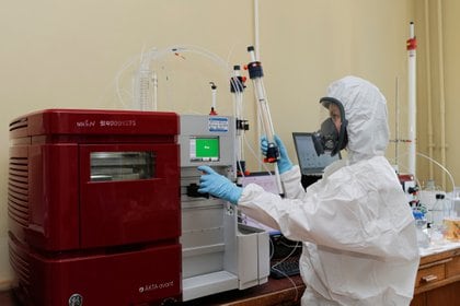 Un científico del Instituto Gamaleya, que desarrolló la vacuna rusa (Reuters)