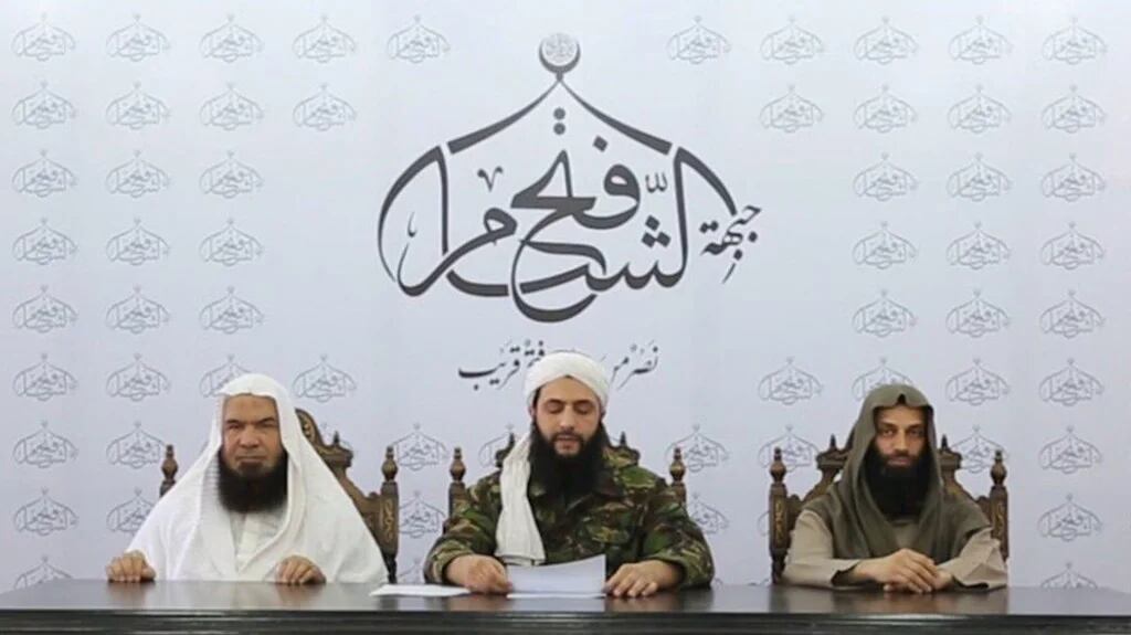 El anuncio del Frente al Nusra con su líder, Abu Mohamed al Yulani, en el centro de la mesa