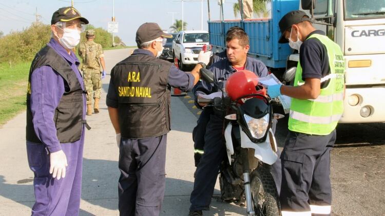 En la ciudad de Zrate la Armada realiza controles sanitarios callejeros