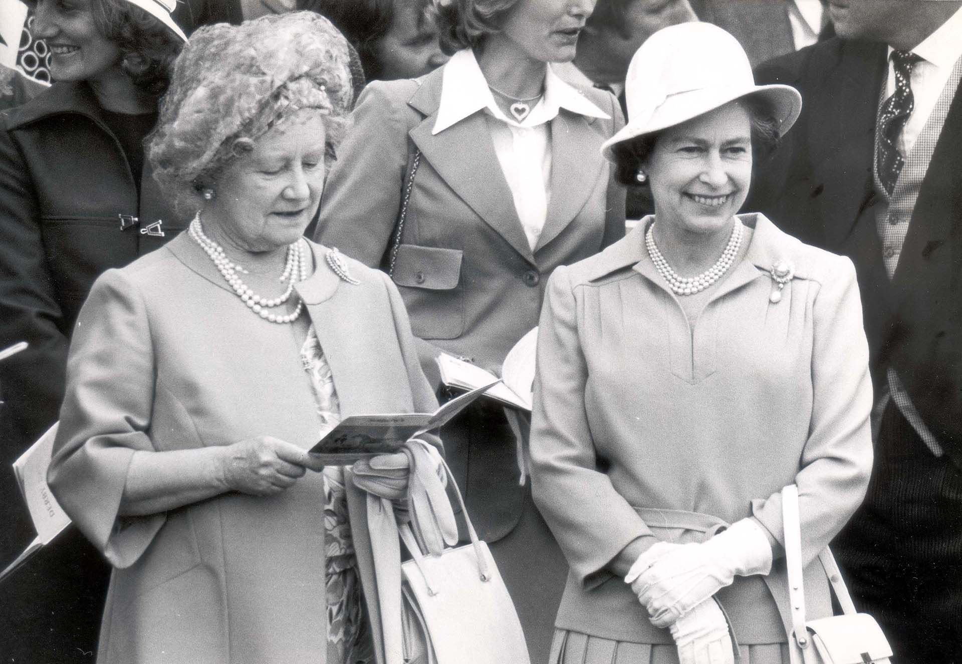 La Reina Madre y la Reina Isabel en una foto de 1979 (James Gray/Daily Mail/Shutterstock)