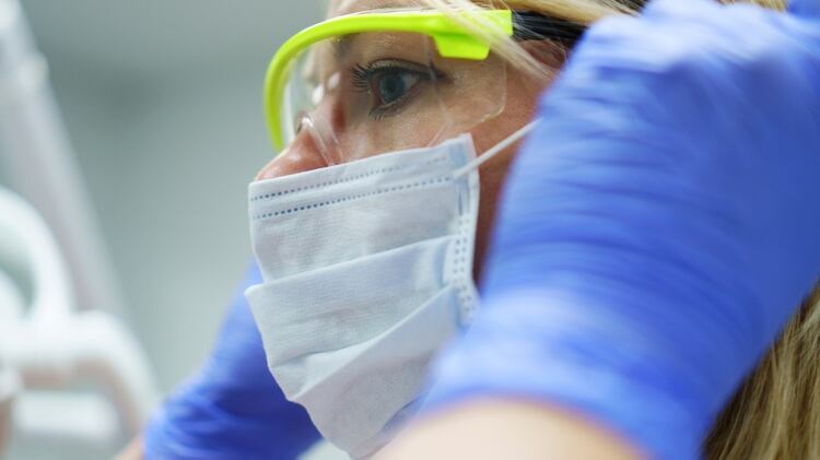 Los especialistas en odontología sumarán varios elementos de prevención para atender a pacientes (Shutterstock.com)