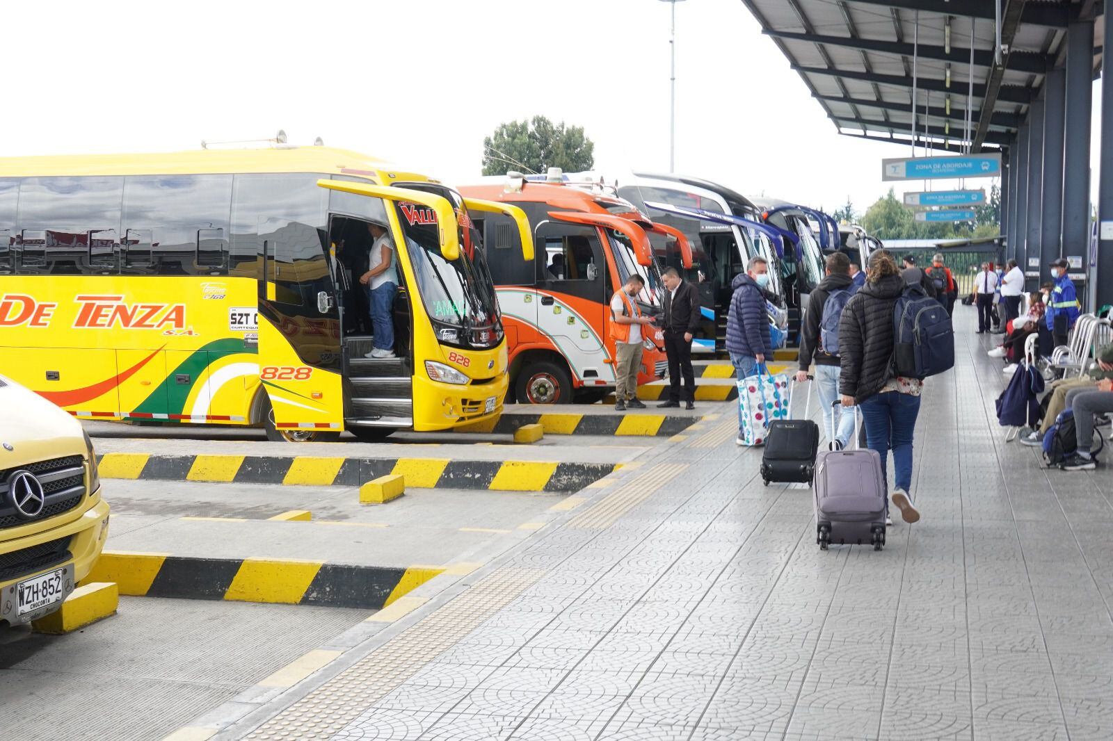 Viajeros-Terminal de Transporte de Bogotá-Colombia