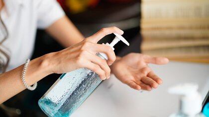 El documento remarca que la OMS recomendó como variante el uso de una solución desinfectante "a base de alcohol en un 70% y un 30% de agua” (Shutterstock)