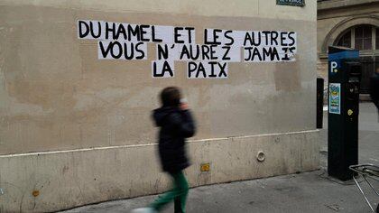 Este mes, en París, en una pared se leía “Duhamel y los demás, ustedes nunca tendrán paz”. AP