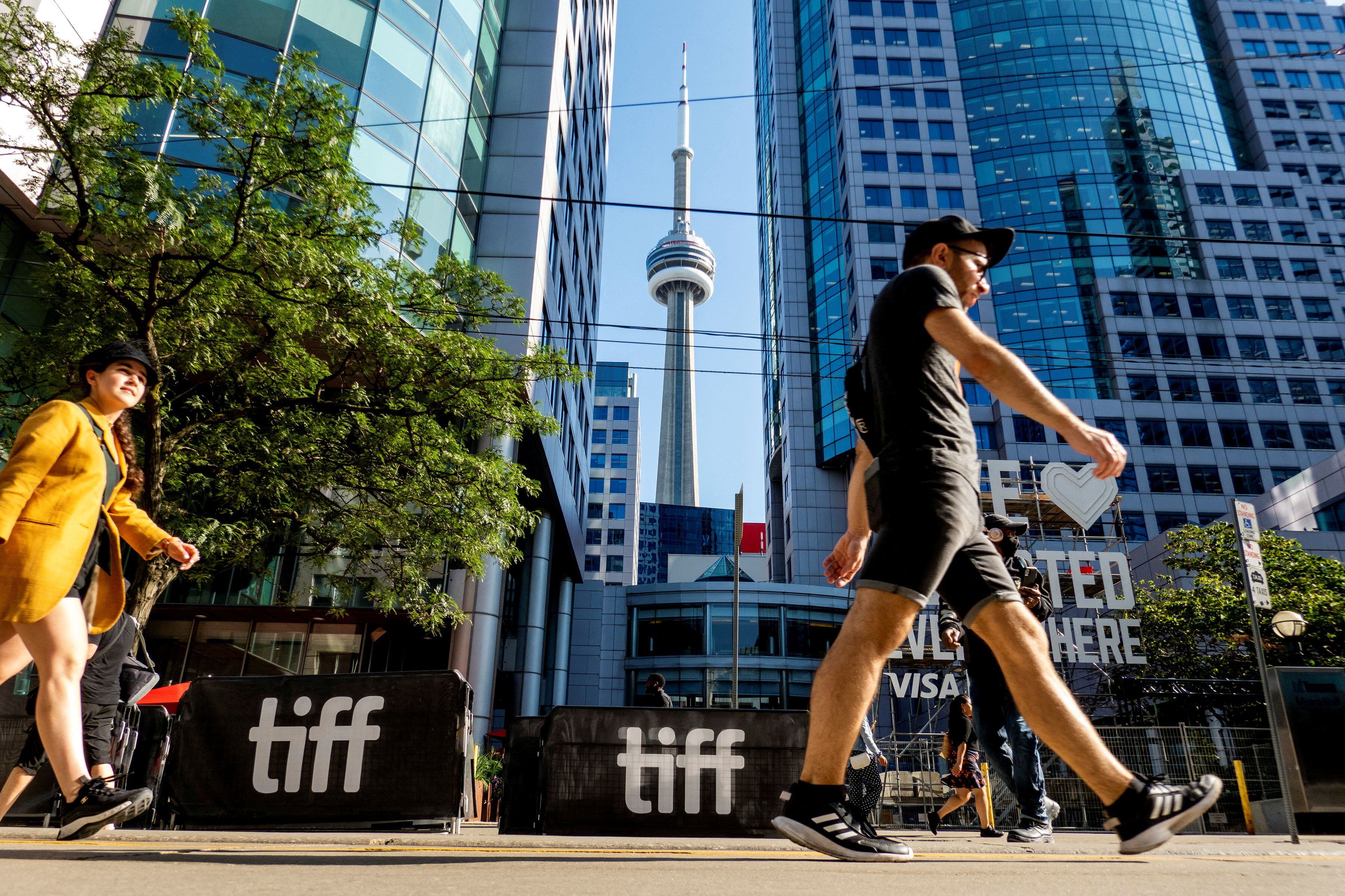 Gente caminando por King Street West en Toronto, Canadá durante la edición 2022 del famoso festival de cine de esa ciudad (Foto: REUTERS/Carlos Osorio)
