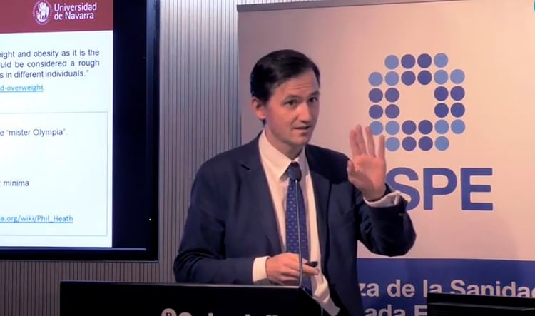 El doctor Manuel Landecho, médico adjunto del Departamento de Medicina Interna Clínica Universitaria de Navarra respondió preguntas de los participantes de la conferencia virtual