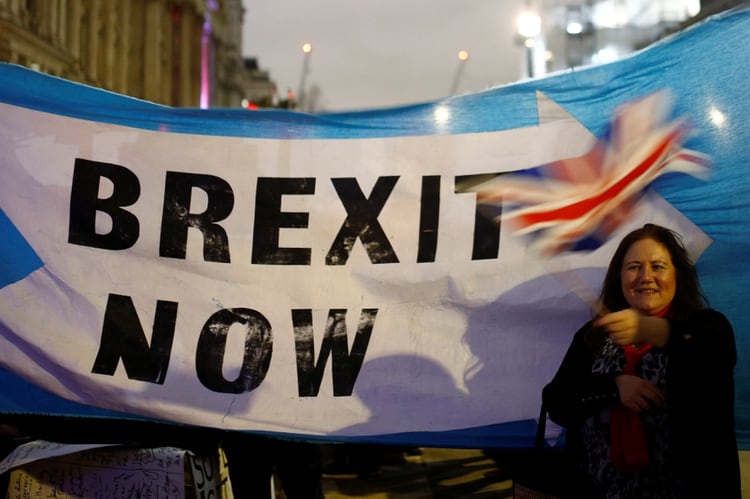 Una mujer ondea una bandera británica el día del Brexit (REUTERS/Henry Nicholls)