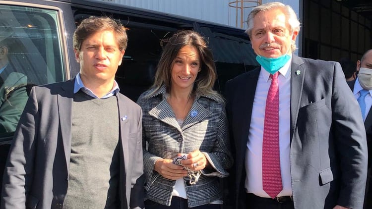 Alberto Fernández junto a Kicillof y Malena Galmarini. Debe atender distintos frentes sociales.