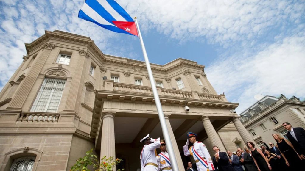 La bandera cubana flamea en la puerta de su sede diplomática de Washington (AFP)
