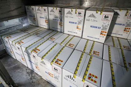 Imagen de archivo. Cajas que contienen la vacuna COVID-19 de Pfizer son descargadas de contenedores de transporte aéreo en UPS Worldport, en Louisville, Kentucky, Estados Unidos. 13 de diciembre de 2020. Michael Clevenger / REUTERS/ Pool