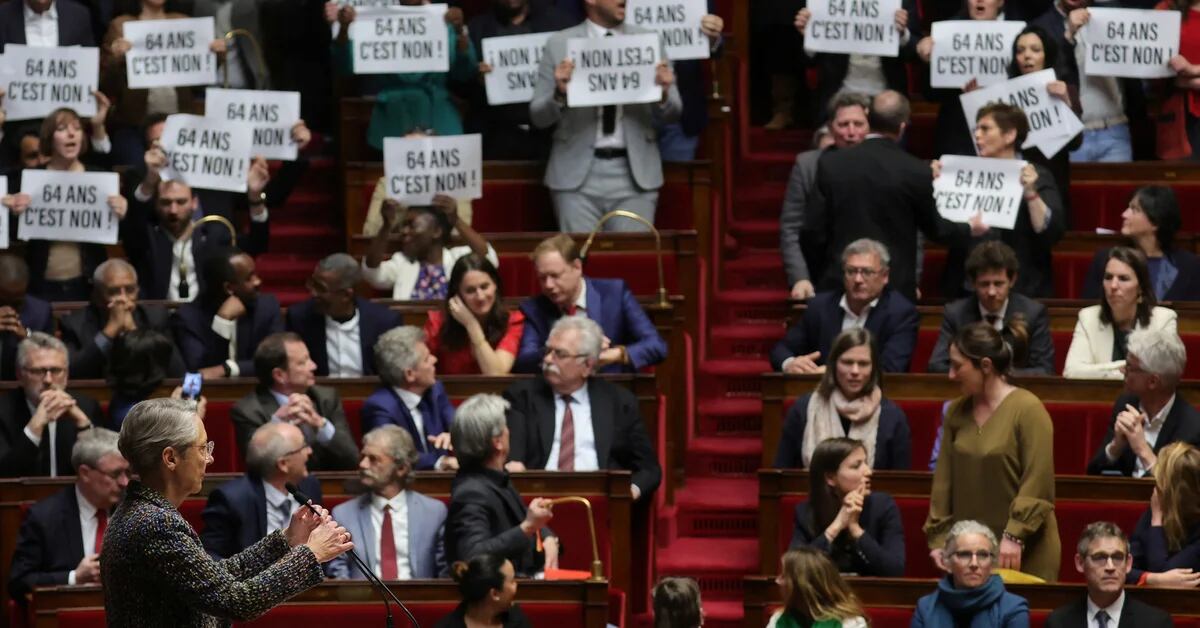 Scandal in the French parliament: Macron wants to impose his pension reform without the approval of deputies